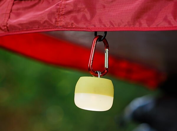 Yakima SkyHooks aan Yakima SkyRise daktent met lamp