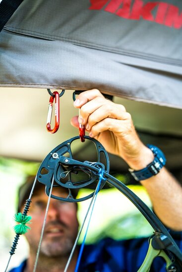 Yakima SkyHooks aan Yakima SkyRise daktent met accessoire